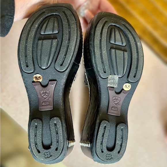 Cowgirl Cute Leather Platform Sandals by Ariat Metal Horseshoe & Lucky Clover - Picture 6 of 10